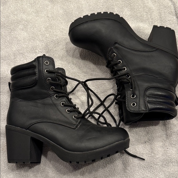 Forever 21 Black Lace-Up Chunky Heel Boots - Picture 1 of 6